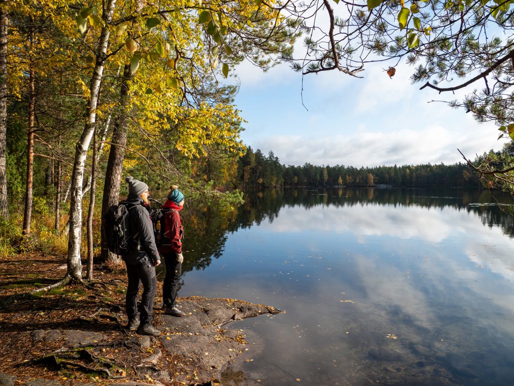 Ihmisiä syksyisen järven rannalla. Kuva Heidi Kaarnattu, Suomen Latu.