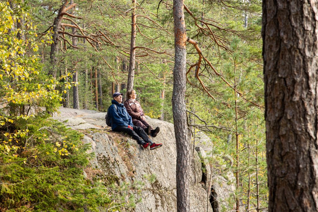 Ihmisiä luonnossa istumassa. Kuva Katariina Salmi, Suomen Latu.